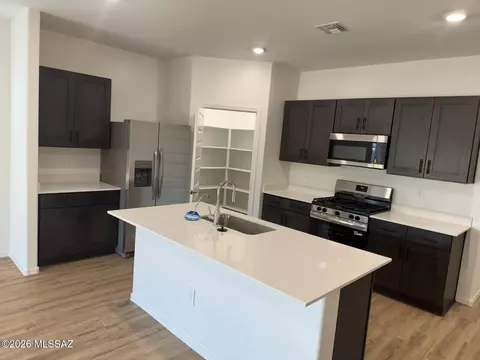 1128 S Grantham Dr, Vail, AZ 85641
