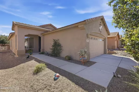 461 W Astruc Dr, Green Valley, AZ 85614