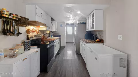 Kitchen - 6464 N Six Gun Rd, Willcox, AZ 85643 photo 3 of 4