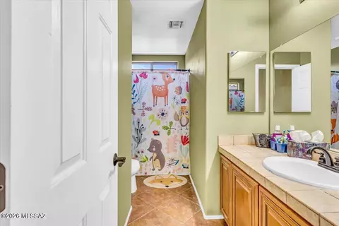 Bath - 7689 E Fair Meadows Loop, Tucson, AZ 85756 photo 2 of 5