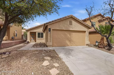 690 W Desert Blossom Dr, Green Valley, AZ 85614