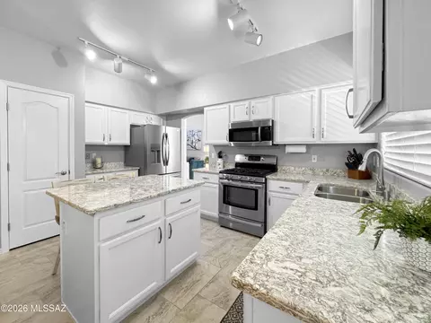Kitchen - 9006 E Autumn Sage St, Tucson, AZ 85747 photo 4 of 4