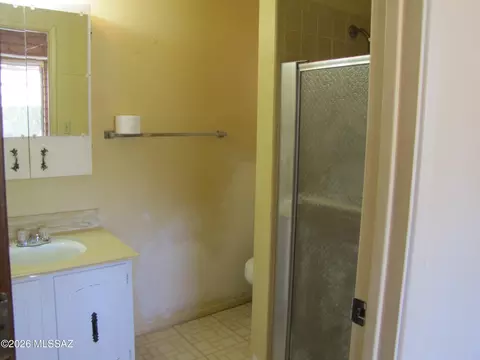 Bath - 1207 E Klassen Ct, Pearce, AZ 85625 photo 1 of 2