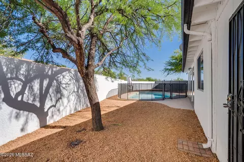 Exterior - 9870 E Celeste Dr, Tucson, AZ 85730 photo 6 of 8