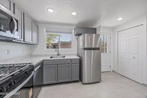 Kitchen - 3675 E Shepherd Pl, Tucson, AZ 85713 photo 4 of 6