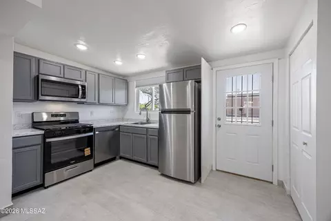 Kitchen - 3675 E Shepherd Pl, Tucson, AZ 85713 photo 3 of 6