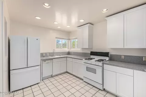 Kitchen - 2250 E Silver St, Tucson, AZ 85719 photo 5 of 6