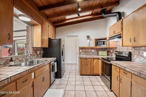 Kitchen - 6021 Eli St, Tucson, AZ 85711 photo 4 of 5
