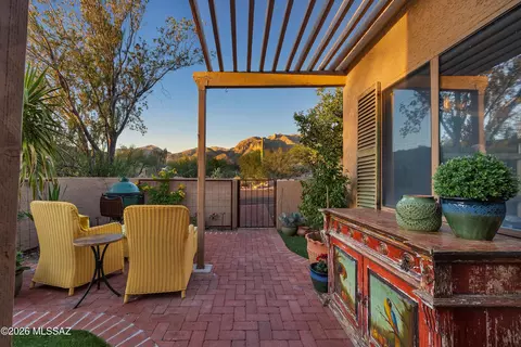6524 N Foothills Dr, Tucson, AZ 85718