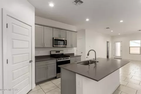 Kitchen - 12727 E Joffroy Dr, Vail, AZ 85641 photo 2 of 4