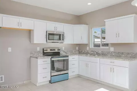 Kitchen - 8041 Escalante Rd, Tucson, AZ 85730 photo 2 of 3