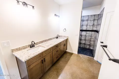 Bath - 276 E Rincon Ln, Benson, AZ 85602 photo 6 of 9