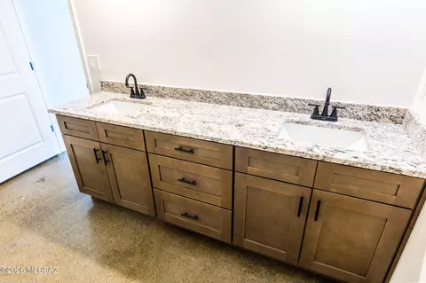 Bath - 276 E Rincon Ln, Benson, AZ 85602 photo 8 of 9