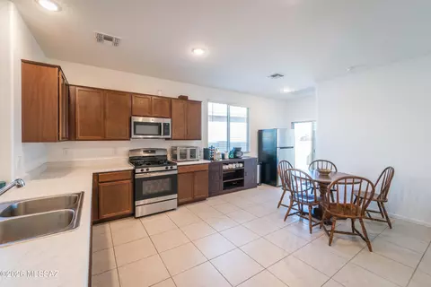Kitchen - 21968 E Thunderhead Dr, Red Rock, AZ 85145 photo 3 of 4