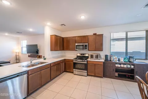 Kitchen - 21968 E Thunderhead Dr, Red Rock, AZ 85145 photo 2 of 4