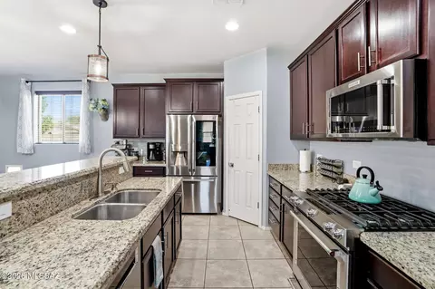 Kitchen - 211 E Refuge Loop, Vail, AZ 85641 photo 3 of 5
