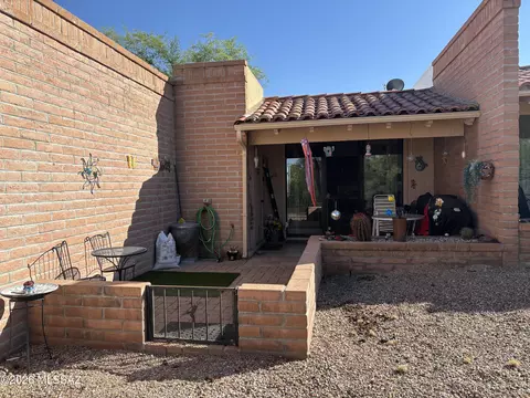 1320 W Desert Hills Dr, Green Valley, AZ 85622