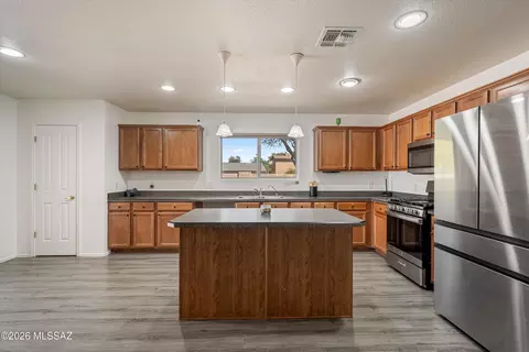 Kitchen - 5977 E Cedarbird Dr, Tucson, AZ 85756 photo 6 of 7