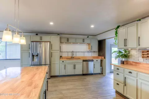 Kitchen - 406 S Holcomb Cir, Vail, AZ 85641 photo 2 of 4
