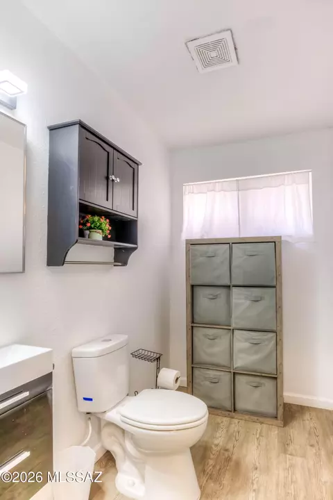 Bath - 406 S Holcomb Cir, Vail, AZ 85641 photo 1 of 6