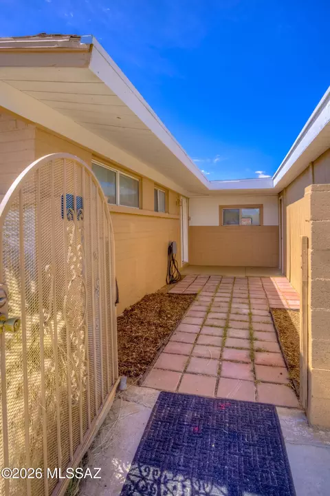 Exterior - 406 S Holcomb Cir, Vail, AZ 85641 photo 3 of 7