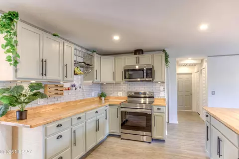 Kitchen - 406 S Holcomb Cir, Vail, AZ 85641 photo 3 of 4