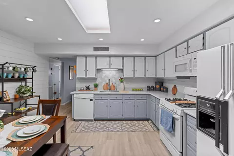 8916 E Palms Park Dr, Tucson, AZ 85715