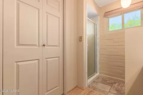Bath - 450 E Deone Ln, Tucson, AZ 85704 photo 2 of 4