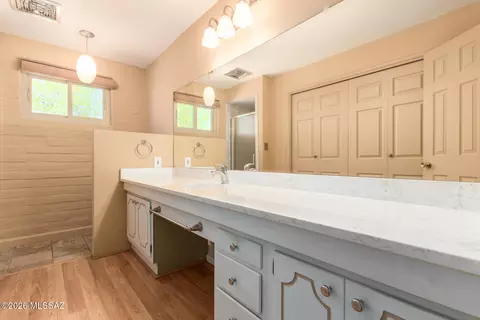 Bath - 450 E Deone Ln, Tucson, AZ 85704 photo 1 of 4