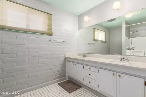 Bath - 450 E Deone Ln, Tucson, AZ 85704 photo 3 of 4