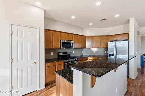 Kitchen - 432 S Blue River Loop, Vail, AZ 85641 photo 4 of 6