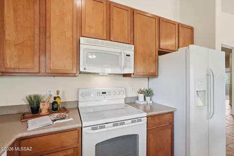 Kitchen - 940 N Deep Rock Dr, Vail, AZ 85641 photo 3 of 5