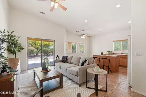 Living - 940 N Deep Rock Dr, Vail, AZ 85641 photo 3 of 5