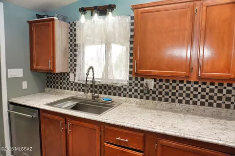 Kitchen - 1016 E Justin St, Pearce, AZ 85625 photo 4 of 5