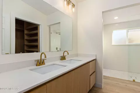Bath - 7076 E Arrowhead Dr, Tucson, AZ 85715 photo 1 of 3