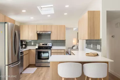 Kitchen - 7076 E Arrowhead Dr, Tucson, AZ 85715 photo 2 of 5