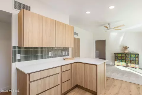 Kitchen - 7076 E Arrowhead Dr, Tucson, AZ 85715 photo 4 of 5