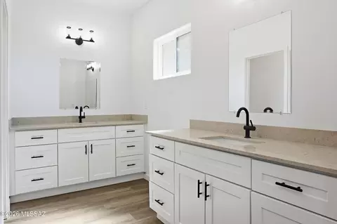 Bath - 13763 E Windy Way, Vail, AZ 85641 photo 1 of 2