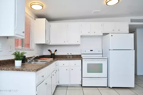 Kitchen - 3663 Ellington Pl, Tucson, AZ 85713 photo 2 of 3