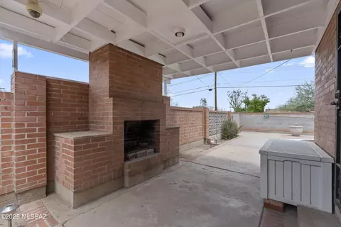 Exterior - 1047 E Hedrick Dr, Tucson, AZ 85719 photo 3 of 8