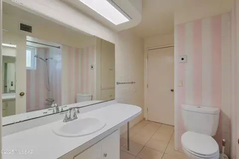 Bath - 1047 E Hedrick Dr, Tucson, AZ 85719 photo 2 of 4