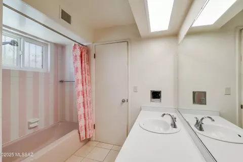 Bath - 1047 E Hedrick Dr, Tucson, AZ 85719 photo 1 of 4