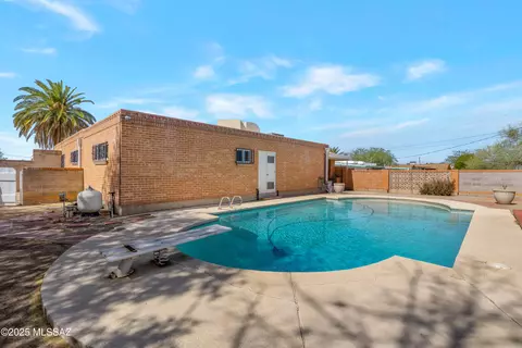 Exterior - 1047 E Hedrick Dr, Tucson, AZ 85719 photo 4 of 8