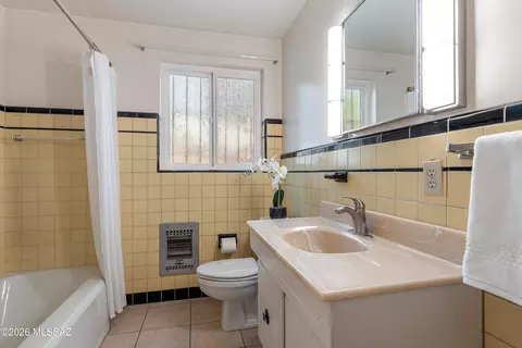 Bath - 1047 E Hedrick Dr, Tucson, AZ 85719 photo 3 of 4