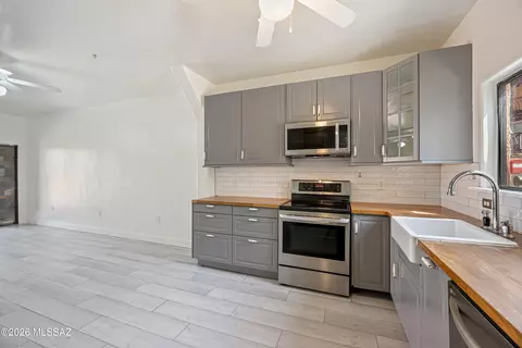 Kitchen - 156 E Limberlost Dr UNIT 101, Tucson, AZ 85705 photo 2 of 3