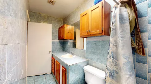 Bath - 701 E 38th St, Tucson, AZ 85713 photo 2 of 5