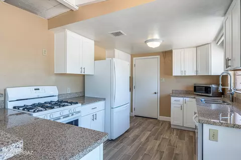 2520 E Helen St, Tucson, AZ 85716