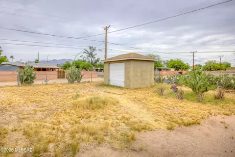 Exterior - 2437 E Beverly Dr, Tucson, AZ 85719 photo 7 of 8