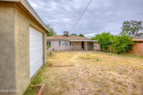 Exterior - 2437 E Beverly Dr, Tucson, AZ 85719 photo 5 of 8