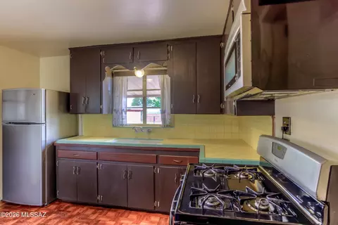 Kitchen - 2437 E Beverly Dr, Tucson, AZ 85719 photo 3 of 4